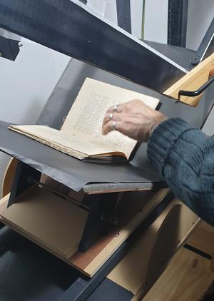 Realizando las capturas del libro 'Historia de la Literatura Argentina' en el Laboratorio de Digitalización de la Casa Museo de Ricardo Rojas