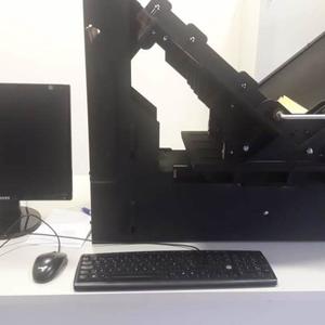 Disposición del teclado y monitor al lado del estativo