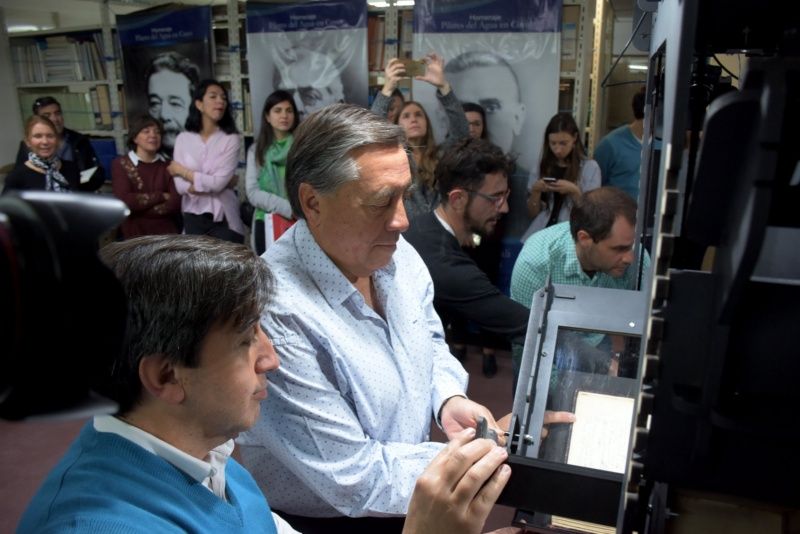 Sergio Marinelli probando el escáner digitalizador